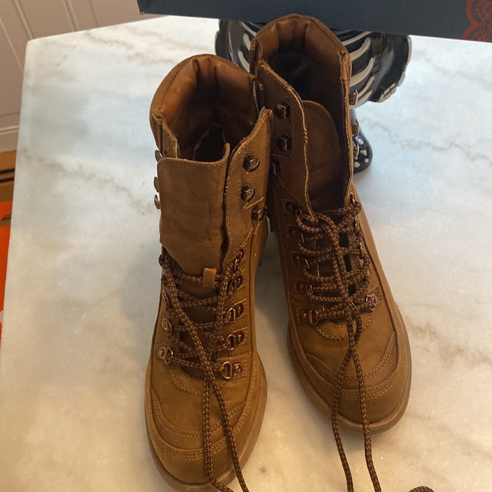 Carlos Santana heel booties SIZE 9